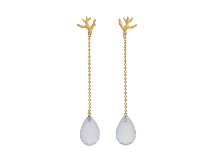 18kt gouden oorhangers met schelpvormige blauwe chalcedoon