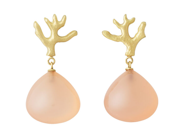 18kt gouden oorhangers met zalmroze maansteen