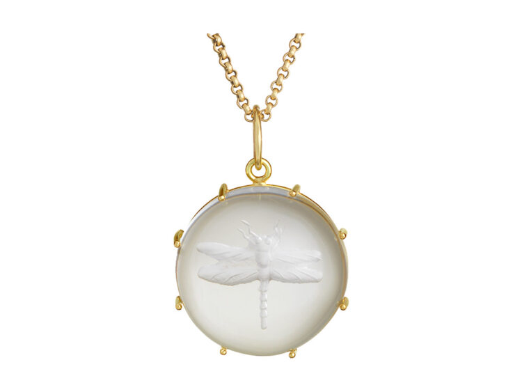 18kt gouden hanger van bergkristal met afbeelding van een libelle