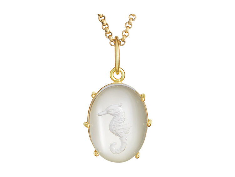 18kt gouden hanger van bergkristal met afbeelding van een zeepaardje