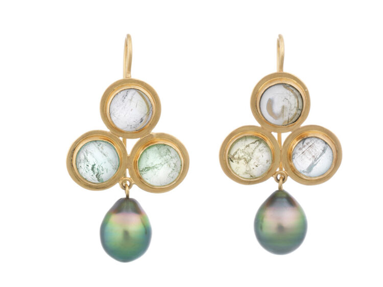 18kt gouden oorhangers met cabochon geslepen  blauw-groene toermalijn en Tahiti parel