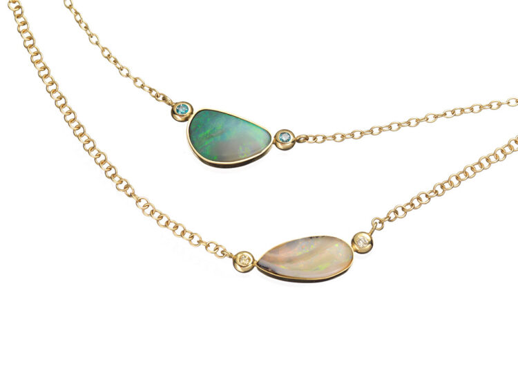18kt gouden kort collier met opaal en diamant. 