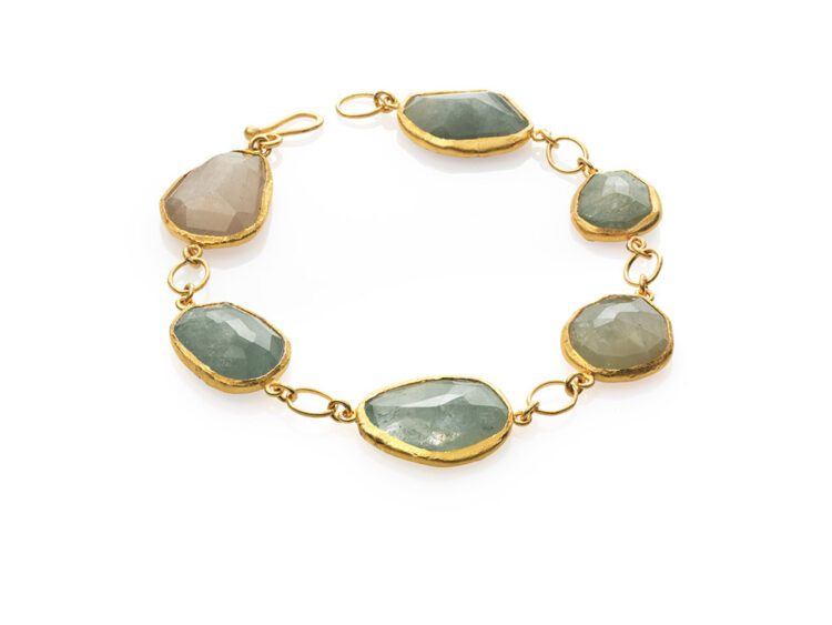 22/24kt  gouden armband met groene ‘random cut’ saffieren