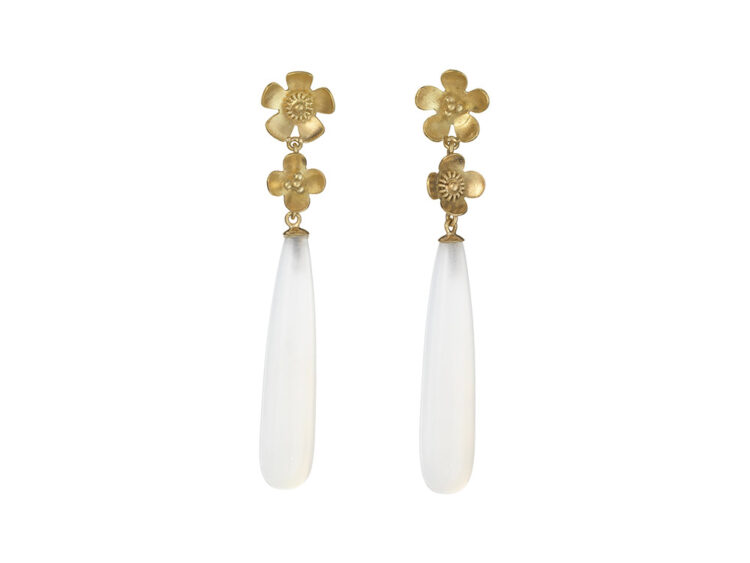 18kt gouden oorhangers met pegels van witte maansteen