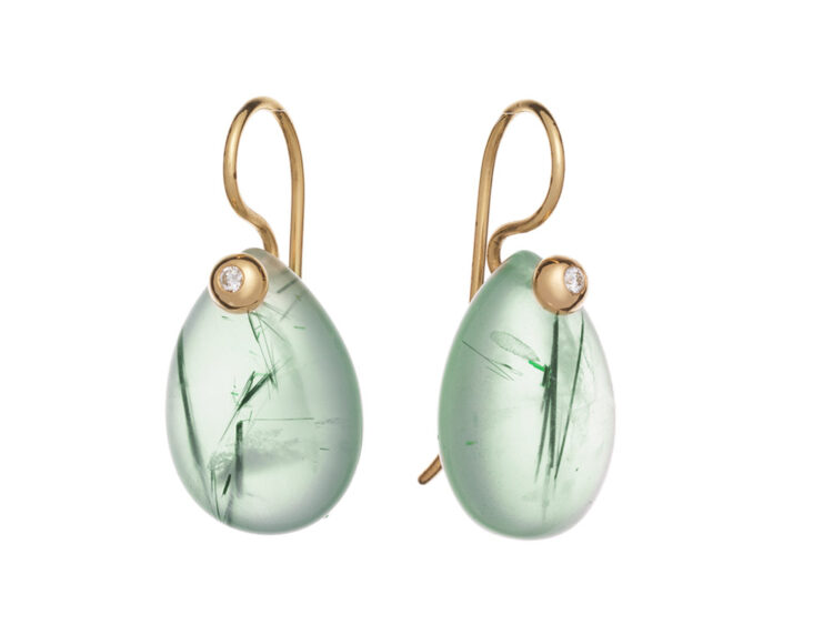 18kt gouden oorhangers van prehniet en diamant