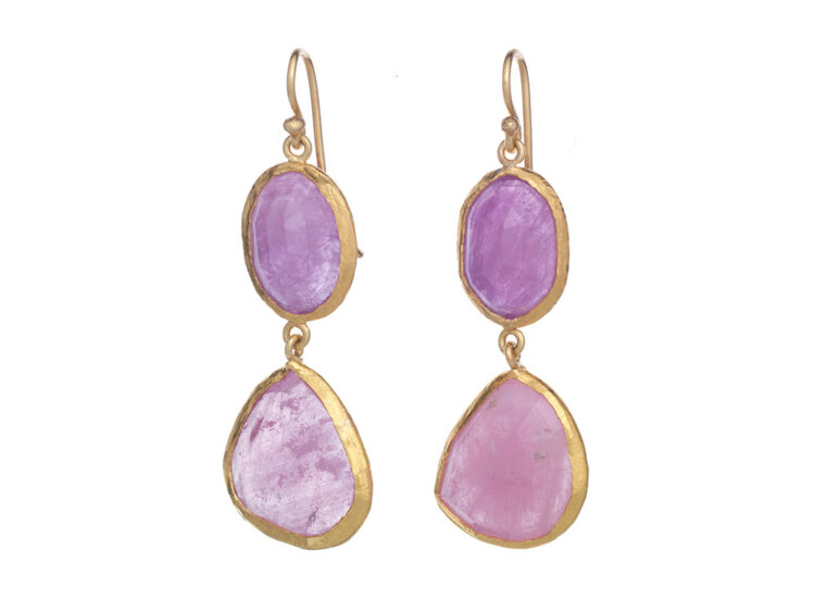 22/24kt gouden oorhangers met roze ‘random-cut’ saffieren