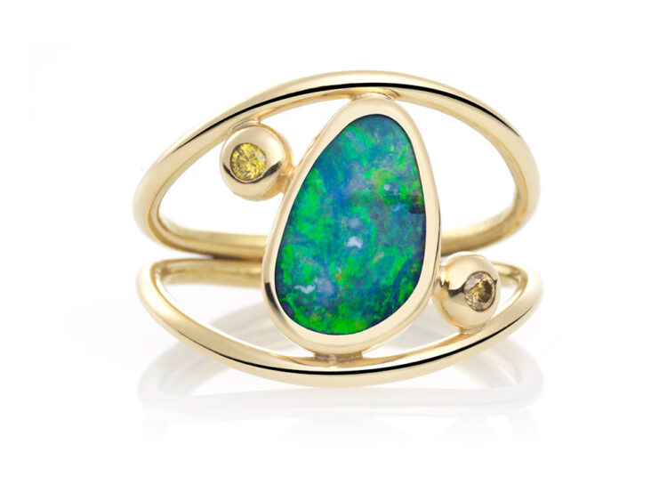 18kt gouden ring met boulder opaal en diamanten