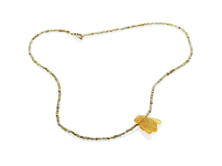 18kt gouden collier van diamanten kraaltjes en een bijtje van amber