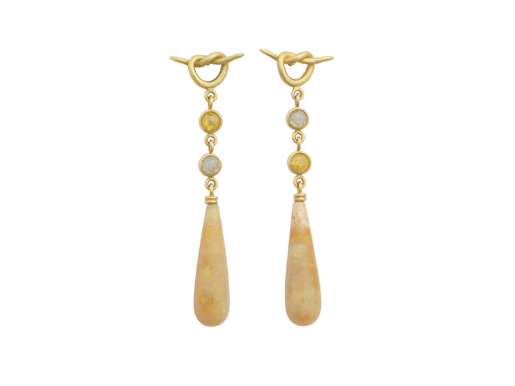 18kt gouden oorhangers met 4  roosgeslepen diamanten en pegels van opaal
