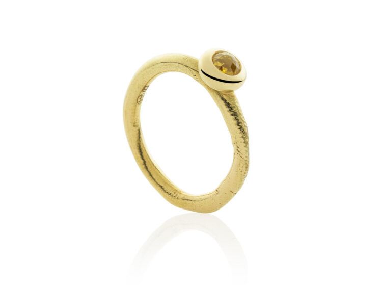 18kt gouden ‘organische’ ring met natuurlijke, gele rose-cut diamant (0,36ct)