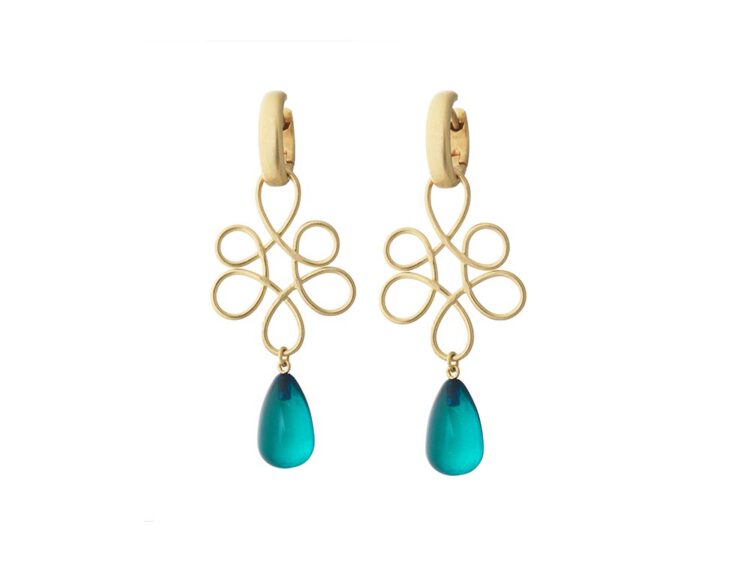 18kt gouden creolen, aanhangers met blauwe amber druppels