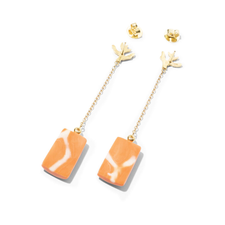 18kt gouden oorhangers met handgesneden koraal en diamant - Afbeelding 2